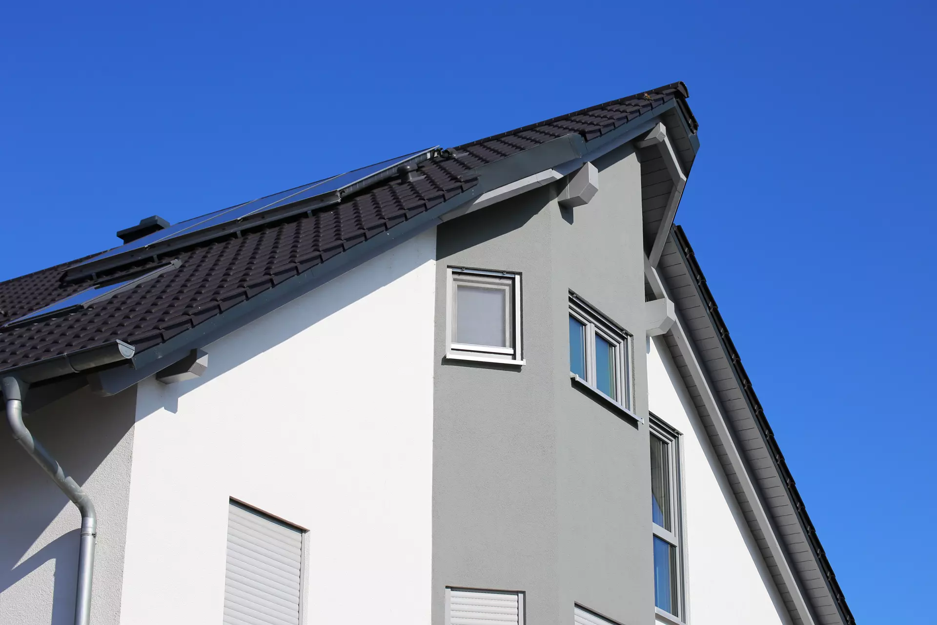 Fassadenanstrich Kärnten — sanierte Hausfassade in Cremeweiß